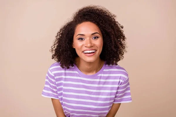 Foto Joven Atractiva Bonita Mujer Hermosa Desgaste Rayas Camiseta Toothy — Foto de Stock