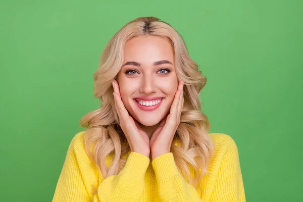 Foto Optimista Millennial Rubia Dama Manos Cara Desgaste Suéter Amarillo — Foto de Stock