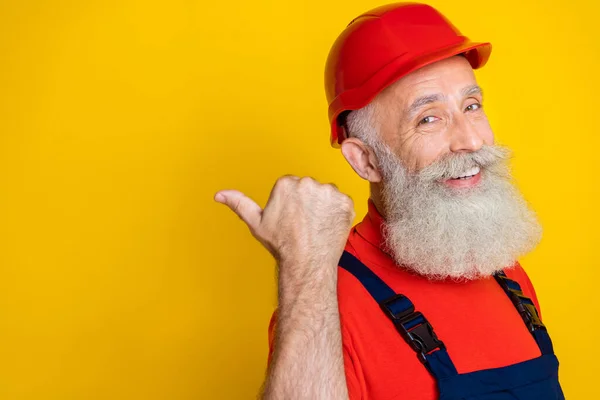 Fotografie Dobré Nálady Legrační Senior Chlap Oblečený Uniforma Celkově Červená — Stock fotografie