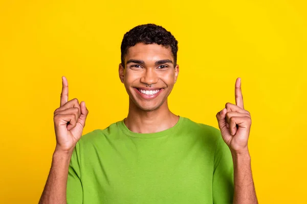 Photo Cheerful Man Beaming Smile Indicate Fingers Empty Space Isolated — Stock Photo, Image
