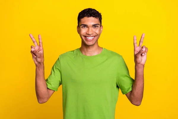 Photo Satisfied Glad Young Man Beaming Smile Demonstrate Sign Isolated — Stock Photo, Image