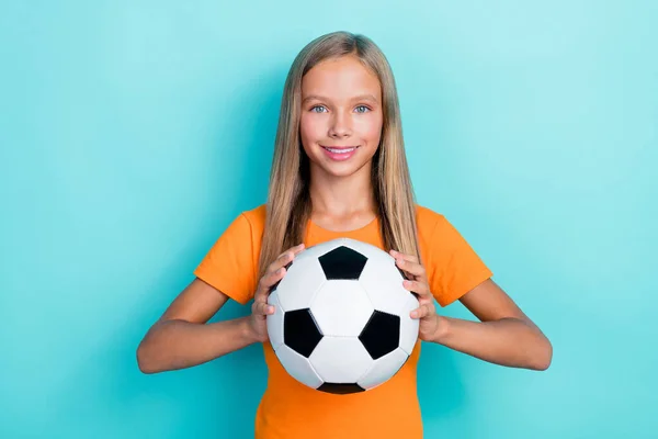 写真の少し可愛いです肯定的なブロンド髪スポーツ女の子ホールドサッカーボールのような趣味の選手学校大会孤立した上のアクアマリン色の背景 — ストック写真