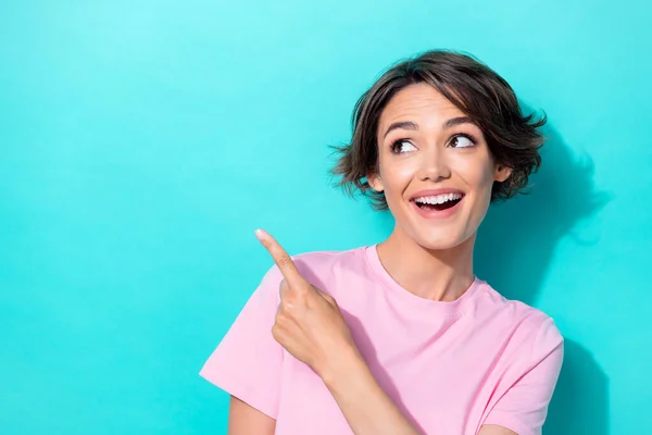 Nahaufnahme Foto Von Fröhlich Positive Dame Arm Direkt Präsentieren Leeren — Stockfoto