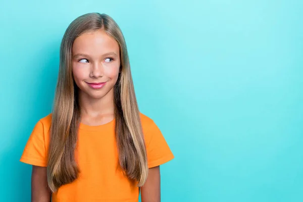 Κοντινό Πλάνο Φωτογραφία Του Χαριτωμένο Ωραίο Κορίτσι Φορούν Πορτοκαλί Κομψό — Φωτογραφία Αρχείου