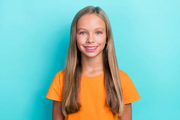 Κοντινό Πλάνο Φωτογραφία Του Γλυκού Αξιολάτρευτο Κορίτσι Δείχνουν Ακτινοβολούν Χαμόγελο — Φωτογραφία Αρχείου