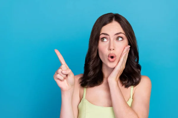 Retrato Chica Impresionada Brazo Tacto Mejilla Pucheros Labios Mirada Dedo — Foto de Stock