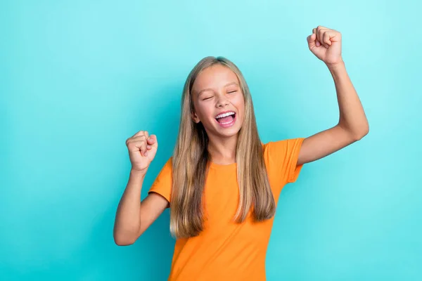 Foto Menina Bonita Alegre Elegante Roupa Laranja Levanta Mão Olho — Fotografia de Stock