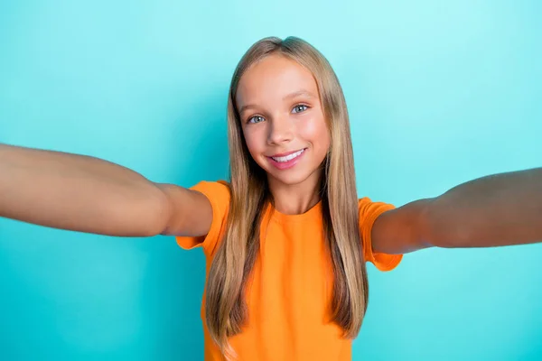 Selfie Closeup Φωτογραφία Του Νεαρού Ξανθά Μαλλιά Θετικά Χαμογελώντας Blogger — Φωτογραφία Αρχείου
