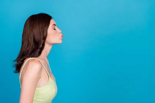 Perfil Retrato Bonito Linda Menina Olhos Fechados Lábios Amuados Beijo — Fotografia de Stock