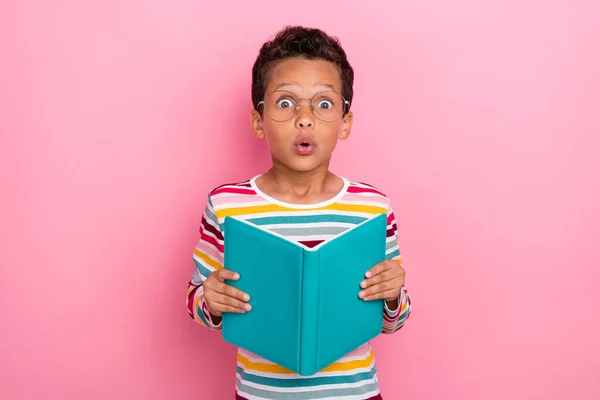 Foto Bonito Sin Palabras Colegial Rizado Peinado Desgaste Rayas Manga —  Fotos de Stock