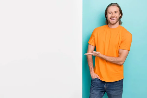 Photo Confiant Attrayant Homme Habillé Orange Shirt Pointant Bras Vide — Photo