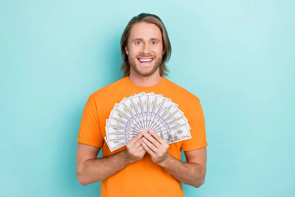 Foto Van Funky Opgewonden Man Gekleed Oranje Shirt Stijgende Geld — Stockfoto