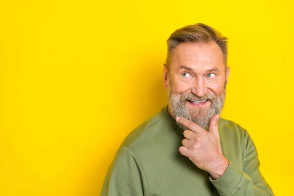 Foto Hombre Apuesto Pensativo Pensionista Vestido Verde Pullover Brazo Barbilla — Foto de Stock