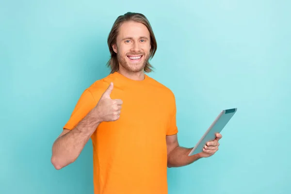 Zdjęcie Pewny Fajny Człowiek Nosić Pomarańczowy Shirt Czytania Nowoczesne Urządzenie — Zdjęcie stockowe