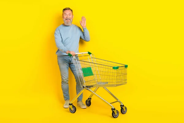 Volledige Grootte Foto Van Positieve Persoon Duwen Markt Trolley Arm — Stockfoto