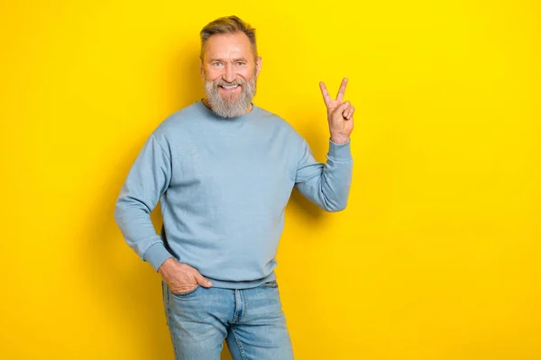 Photo Charming Funky Retired Guy Wear Blue Sweater Showing Sign — Stock Photo, Image