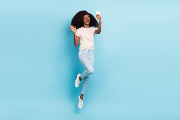 Retrato Enérgico Louco Senhora Salto Braço Segurar Telefone Fazer Selfie — Fotografia de Stock