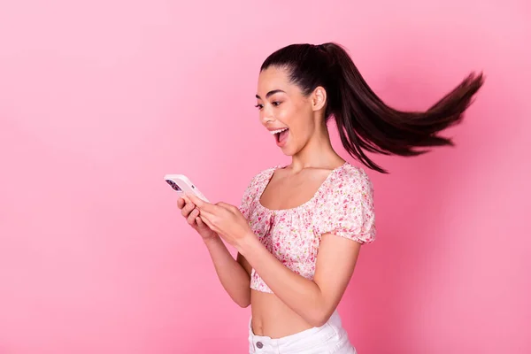 Portrait Fille Drôle Étonné Utiliser Téléphone Coiffure Volant Isolé Sur — Photo