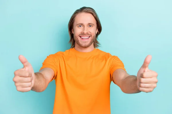 Φωτογραφία Του Αυτοπεποίθηση Αστείο Άνθρωπος Φορούν Πορτοκαλί Shirt Χαμογελώντας Δείχνει — Φωτογραφία Αρχείου