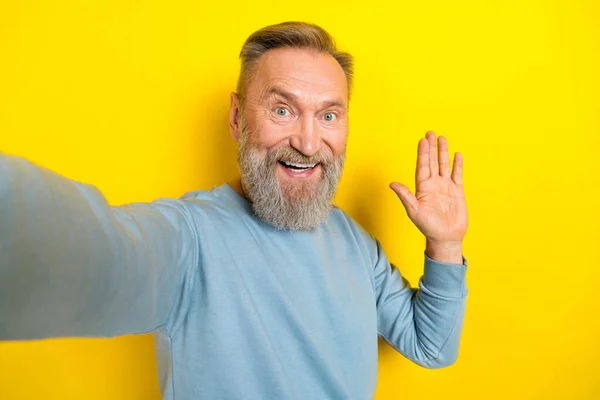 Fotografie Atraktivní Přátelský Důchodce Nosit Modrý Svetr Tacking Selfie Waving — Stock fotografie