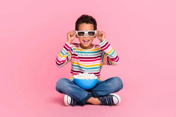フルサイズ写真の座っている印象的な男の子の服ストライプシャツジーンズ3Dメガネは素晴らしい映画を見ますピンク色の背景に孤立 — ストック写真