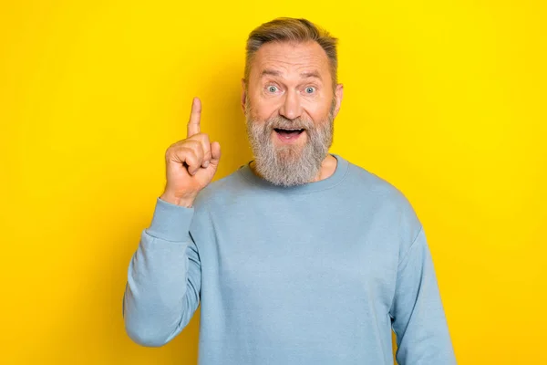 Etkilenmiş Emekli Adamın Fotoğrafı Mavi Süveter Giyerek Izole Edilmiş Sarı — Stok fotoğraf