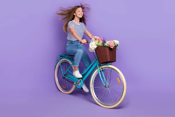 활기차고 소녀가 자전거 바람을 티셔츠를 보라색 배경에 고립된 머리를 — 스톡 사진
