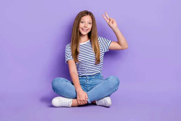 Foto Longitud Completa Optimista Chica Agradable Usar Camiseta Rayas Sentado —  Fotos de Stock