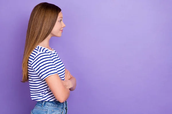 Foto Chica Divertida Optimista Con Peinado Recto Rayas Camiseta Mirada — Foto de Stock