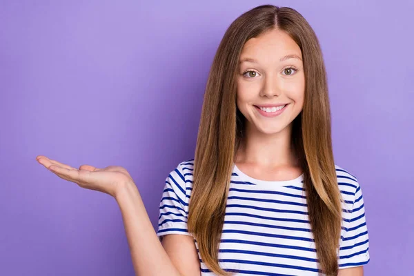 Foto Otimista Satisfeito Menina Reta Penteado Vestido Listrado Shirt Demonstrando — Fotografia de Stock