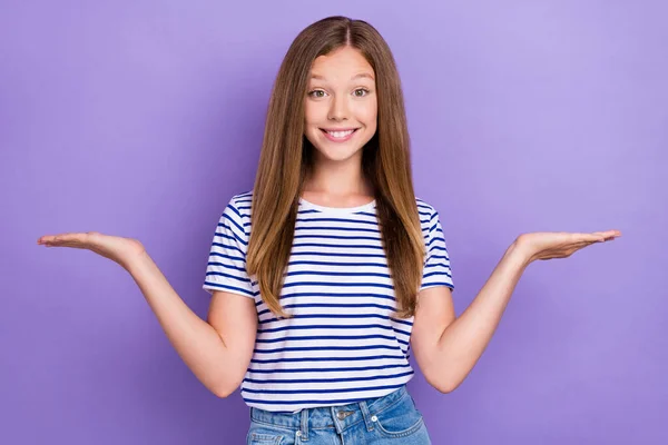 Φωτογραφία Από Θετικό Χαρούμενο Κορίτσι Ντυμένο Ριγέ Shirt Συγκρίνετε Προϊόντα — Φωτογραφία Αρχείου