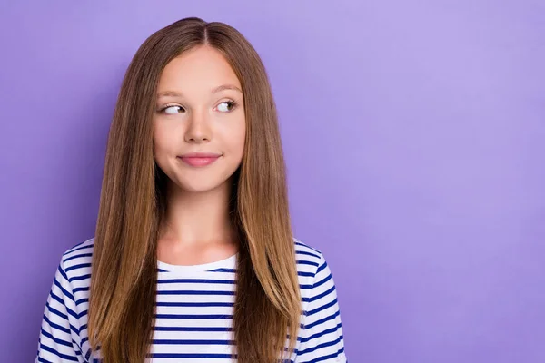 Foto Alegre Curioso Menina Agradável Com Penteado Reto Vestido Listrado — Fotografia de Stock