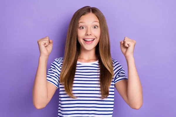 Photo Positive Gaie Fille Optimiste Avec Coiffure Droite Habillé Rayé — Photo