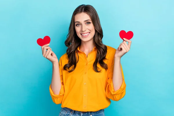 Retrato Adorável Positivo Senhora Braços Segurar Pequeno Vermelho Papel Coração — Fotografia de Stock