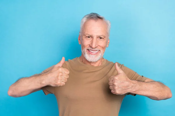 Pozitif Neşeli Kaslı Adamın Portresi Pastel Giyinmiş Mavi Arka Planda — Stok fotoğraf