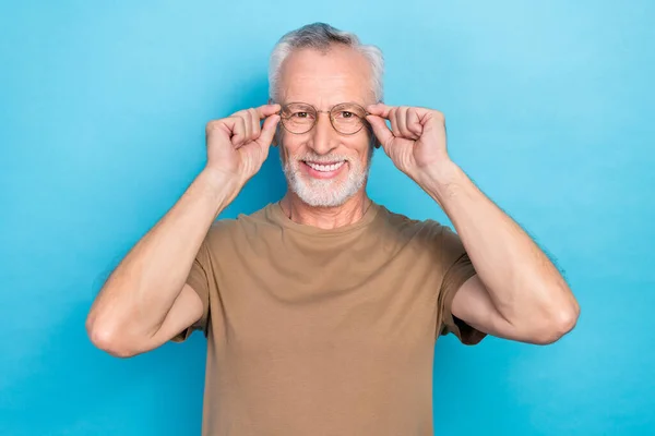 良いルックスの男の写真歯の笑顔流行の服を身に着けている新しいメガネアクセサリーを楽しむ青い色の背景に隔離 — ストック写真