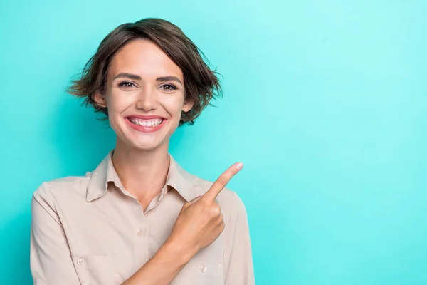 Κοντινό Πορτρέτο Φωτογραφία Γυναίκα Υπάλληλος Γραφείου Toothy Ακτινοβολούν Χαμόγελο Προτείνουμε — Φωτογραφία Αρχείου