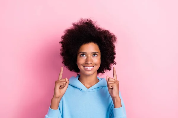 Foto Encantadora Niña Preadolescente Usar Azul Con Capucha Ojos Mirar —  Fotos de Stock