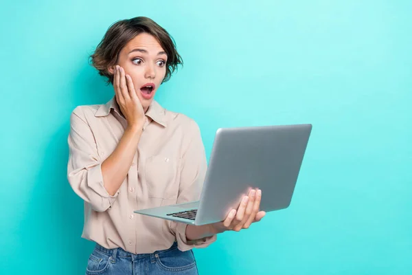 Foto Jovem Adorável Bonito Menina Negócios Usar Camisa Bege Segurar — Fotografia de Stock