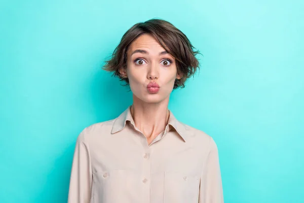 Primeros Planos Encantadora Mujer Negocios Positiva Funky Gerente Pucheros Labios —  Fotos de Stock