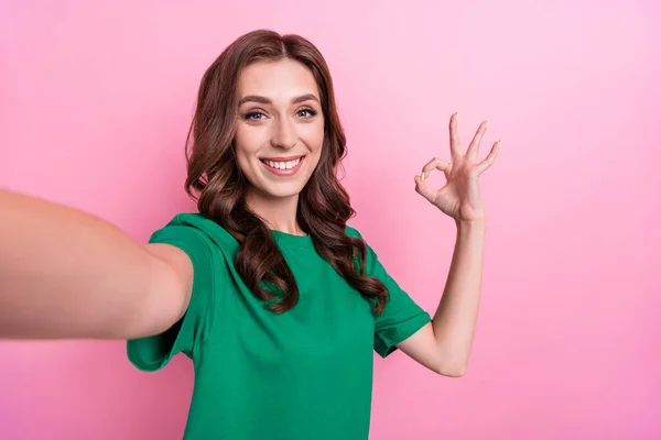 Foto Positiva Ragazza Amichevole Con Acconciatura Ondulata Vestito Verde Shirt — Foto Stock