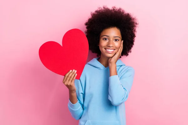 Foto Linda Chica Alegre Mantenga Tarjeta Corazón Papel Rojo Mano —  Fotos de Stock