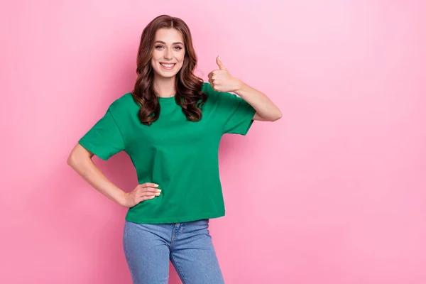 Bild Vacker Glad Flicka Med Vågig Frisyr Klädd Grön Shirt — Stockfoto