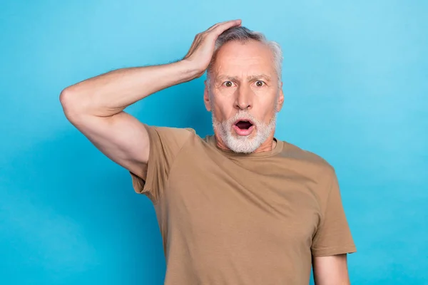 Photo Speechless Impressed Senior Man Gray Hairstyle Stubble Wear Beige — Stock Photo, Image