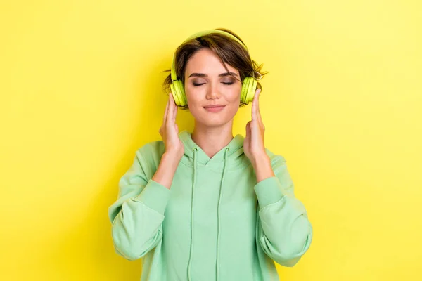 Photo Gorgeous Positive Adorable Girl Bob Hairstyle Wear Green Hoodie — Stock Photo, Image