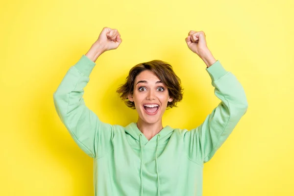 Foto Retrato Encantadora Joven Emocionada Grito Levante Puños Premio Campeón —  Fotos de Stock