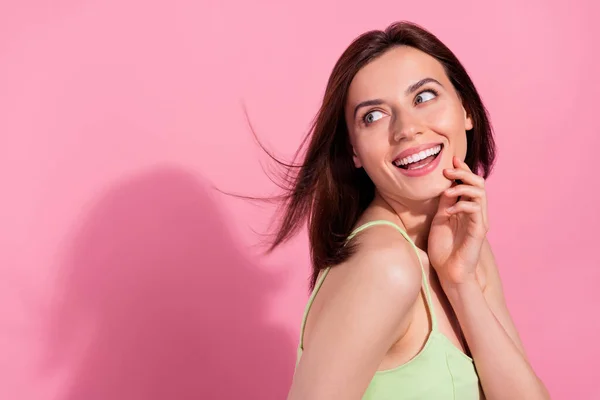 Foto Brillante Chica Ensueño Vestido Traje Verde Viento Soplado Mirando — Foto de Stock