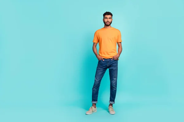 Pełna Długość Zdjęcie Pewny Siebie Fajny Facet Nosić Pomarańczowy Shirt — Zdjęcie stockowe
