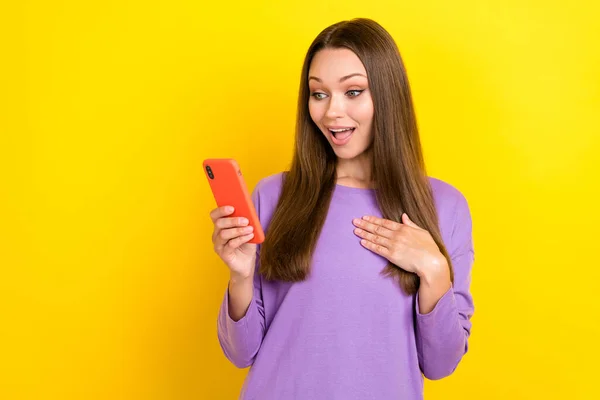 Фотографія Молодої Смішної Збудженої Жінки Яка Носить Фіолетовий Пуловер Торкається — стокове фото