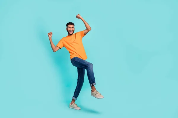 Foto Comprimento Total Sorte Impressionado Cara Usar Laranja Shirt Sorrindo — Fotografia de Stock